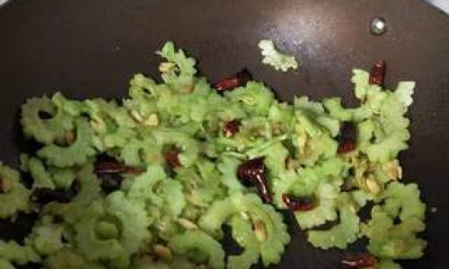 Mastering the Art of Stir-Frying Bitter Gourd:A Comprehensive Guide