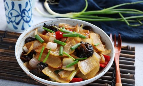 Mastering the Art of Stir-Frying Onions,Wood Ear Mushrooms,and Potatoes for a Delightful Dish