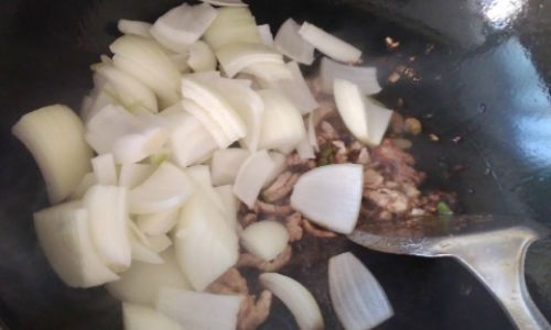 Mastering the Art of Stir-Frying Onions,Wood Ear Mushrooms,and Potatoes for a Delightful Dish