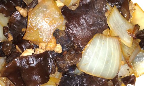 Mastering the Art of Stir-Frying Onions,Wood Ear Mushrooms,and Potatoes for a Delightful Dish