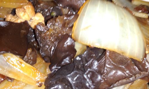 Mastering the Art of Stir-Frying Onions,Wood Ear Mushrooms,and Potatoes for a Delightful Dish