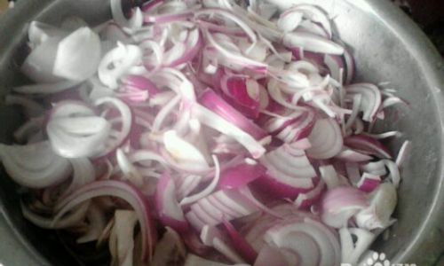 Mastering the Art of Stir-Frying Onions,Wood Ear Mushrooms,and Potatoes for a Delightful Dish