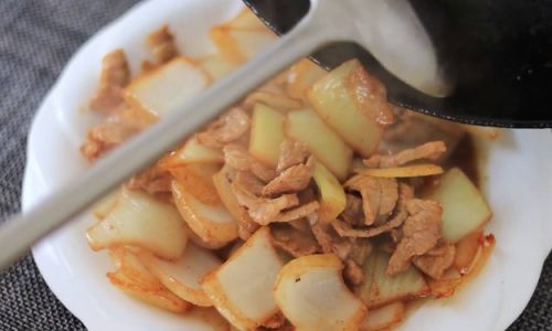 Mastering the Art of Stir-Frying Pork with Onions