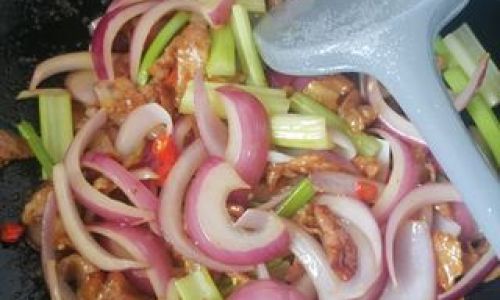 How to Make Shredded Pork with Onion Stir-Fry:A Culinary Delight