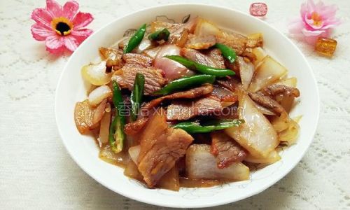 A Culinary Delight:The Art of Making Onion-Fried Preserved Pork