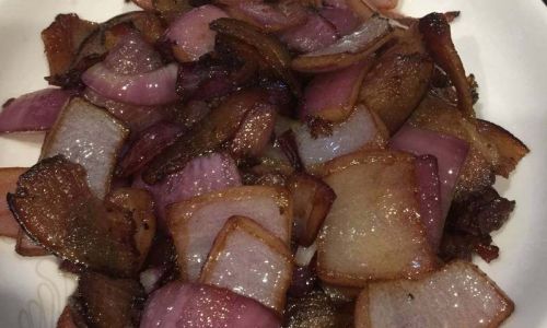 A Culinary Delight:The Art of Making Onion-Fried Preserved Pork