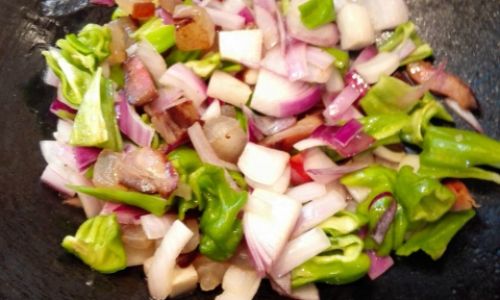 A Culinary Delight:The Art of Making Onion-Fried Preserved Pork