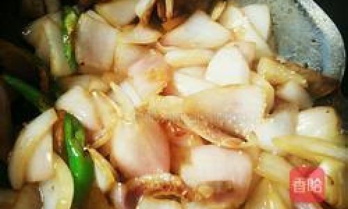 A Culinary Delight:The Art of Making Onion-Fried Preserved Pork