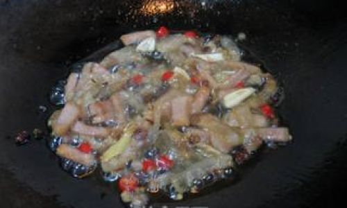 A Culinary Delight:The Art of Making Onion-Fried Preserved Pork