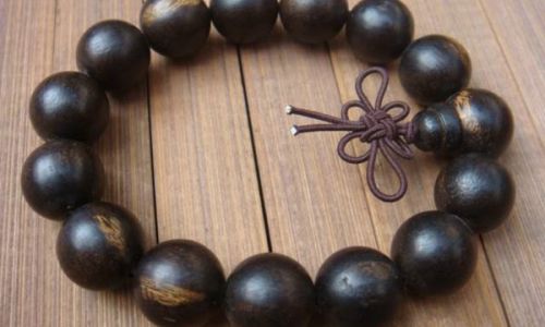 A Comprehensive Guide to Identifying High-Quality Agarwood Bracelets:Techniques and Expert Tips