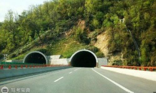 Essential Safety Guidelines for Driving Through Vehicular Tunnels:A Comprehensive Guide
