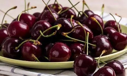 To Peel or Not to Peel:The Great Cherry Debate Unveiled