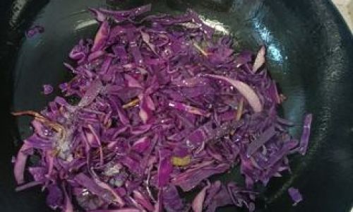 Mastering the Art of Stir-Frying Purple Cabbage:A Flavorful Journey from Prep to Plate