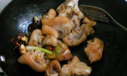 Mastering the Art of Stir-Fried Pigs Trotters:A Step-by-Step Guide to Tender,Flavorful Perfection