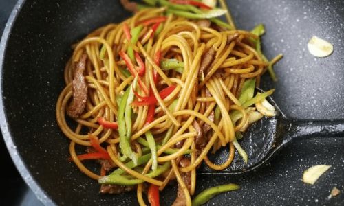 The Art of Stir-Fried Spaghetti:A Fusion of Cultures and Flavors