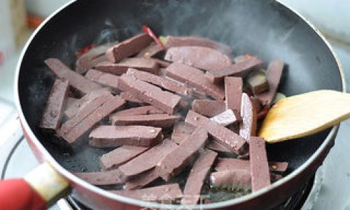 The Art of Stir-Fried Duck Blood:A Culinary Journey Through Texture and Flavor