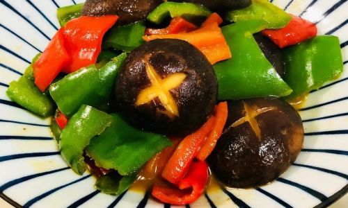 Mastering the Art of Stir-Fried Mushrooms with Green Peppers:A Flavorful Vegetarian Delight