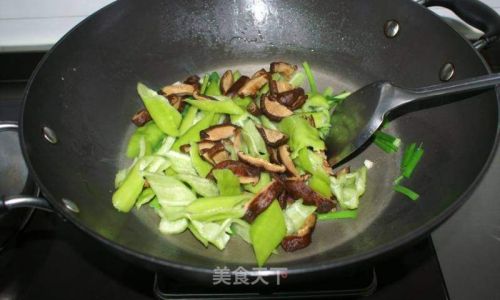 Mastering the Art of Stir-Fried Mushrooms with Green Peppers:A Flavorful Vegetarian Delight