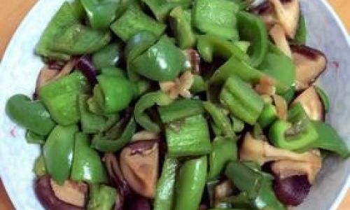 Mastering the Art of Stir-Fried Mushrooms with Green Peppers:A Flavorful Vegetarian Delight