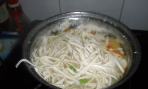 How to Make Hearty Clay Pot Noodles:A Step-by-Step Guide
