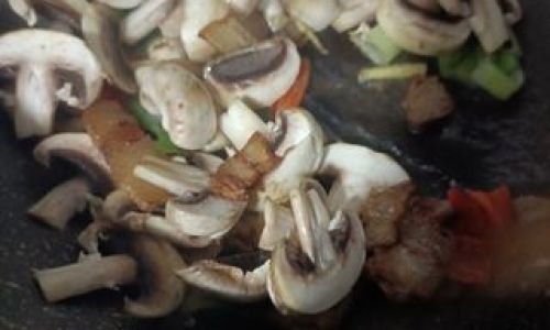 How to Make Delicious Stir-Fried Pork with Mushrooms