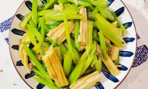 How to Make Stir-Fried Celery with Dried Tofu Skin