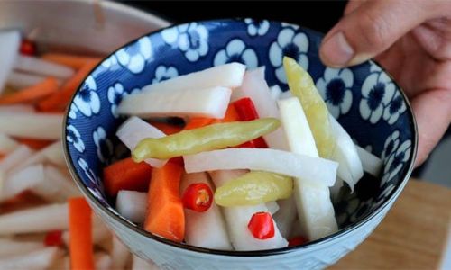 How to Make Spicy and Sour Pickled Radish with Bubble Peppers