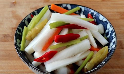How to Make Spicy and Sour Pickled Radish with Bubble Peppers