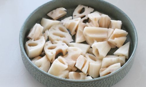 How to Make Steamed Pork Ribs with Lotus Root