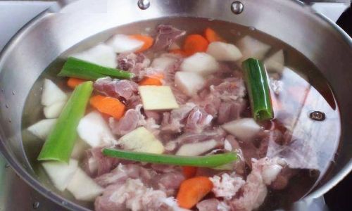 The Art of Crafting a Flavorful Goat Meat Soup:When to Add Cooking Wine