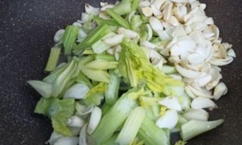 Mastering the Art of Stir-Fried Celery:A Step-by-Step Guide to Crispy,Flavorful Perfection