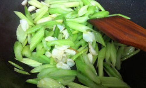 Mastering the Art of Stir-Fried Celery:A Step-by-Step Guide to Crispy,Flavorful Perfection