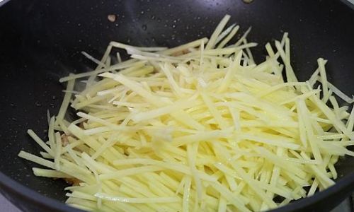 Mastering the Art of Stir-Fried Shredded Potatoes:A Simple Guide to Delicious Perfection
