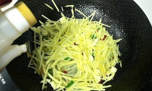 Mastering the Art of Stir-Fried Shredded Potatoes:A Step-by-Step Guide to Crispy Perfection