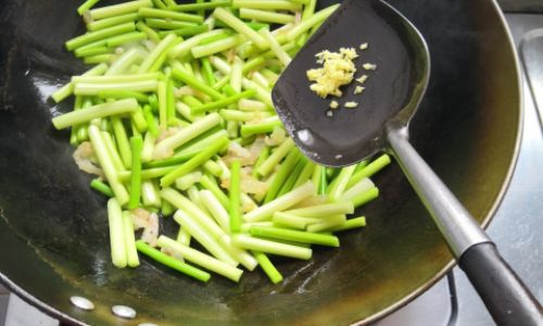 Mastering the Art of Stir-Fried Garlic Sprouts:A Guide to Culinary Perfection