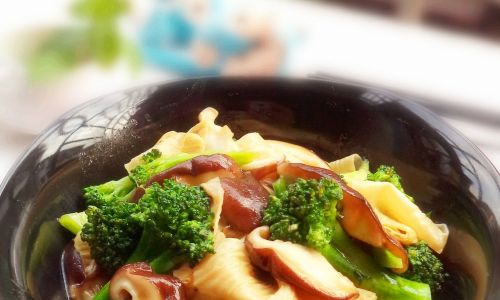 How to Prepare Stir-Fried Three Vegetables Delight:A Colorful and Nutritious Vegetarian Dish