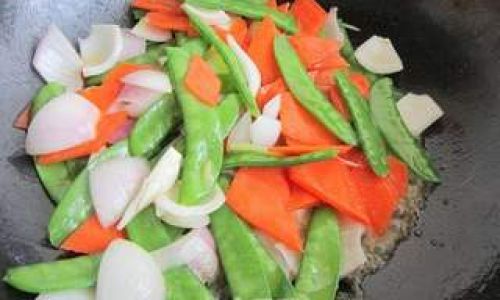 How to Prepare Stir-Fried Three Vegetables Delight:A Colorful and Nutritious Vegetarian Dish