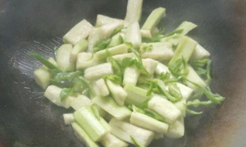 Mastering the Art of Stir-Fried Sponge Gourd:Tips and Techniques for a Delicious Dish