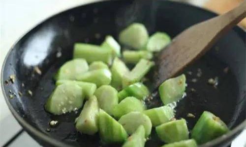 To Peel or Not to Peel:The Great Debate Over Eating Stir-Fried Loofah Skin