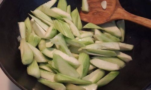 To Peel or Not to Peel:The Great Debate Over Eating Stir-Fried Loofah Skin