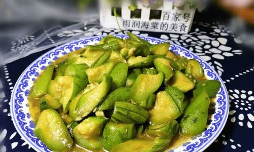 To Peel or Not to Peel:The Great Debate Over Eating Stir-Fried Loofah Skin