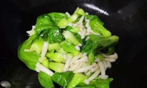 Mastering the Art of Stir-Fried Greens and Mushrooms:A Flavorful Journey from Kitchen to Table