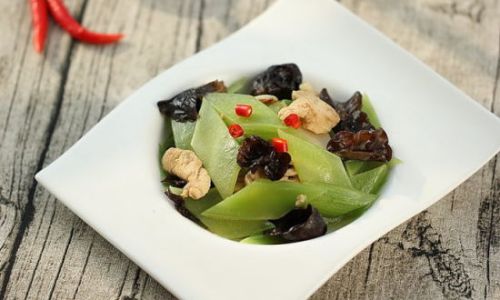 How to Cook Wood Ear Mushroom and Lettuce Stir-Fry with Chicken Slices