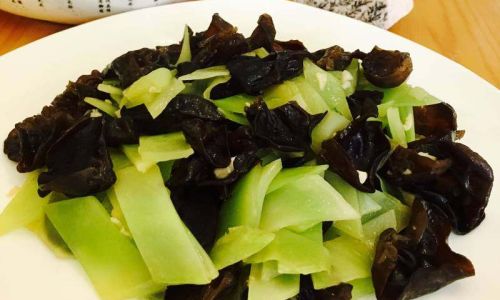 How to Cook Wood Ear Mushroom and Lettuce Stir-Fry with Chicken Slices