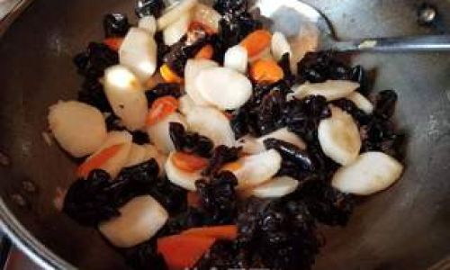 How to Prepare Delicious and Nutritious Wood Ear Mushroom and Chinese Yam Dish