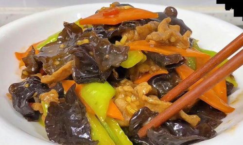 Mastering the Art of Mushroom and Wood Ear Fungus Stir-Fry with Pork
