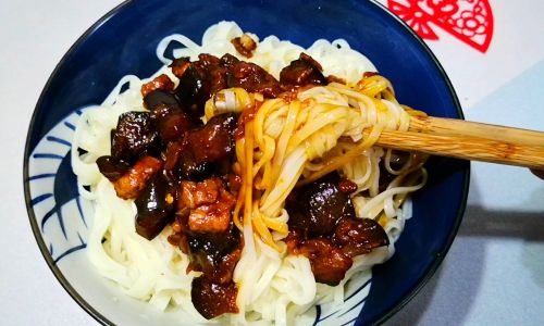 How to Make Noodles with Eggplant Gravy:A Culinary Delight
