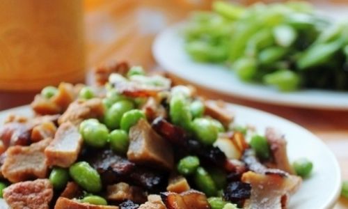 How to Make Honey-Roasted Edamame with Preserved Pork
