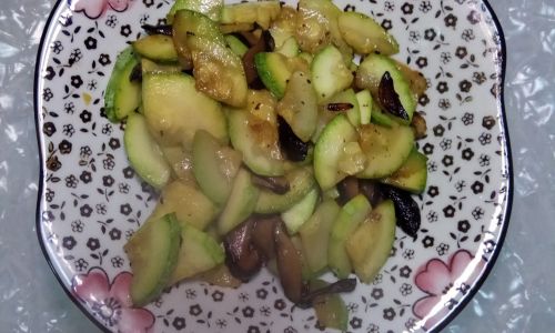 Mastering the Art of Making Delicious Zucchini and Shiitake Mushroom Stir-Fry