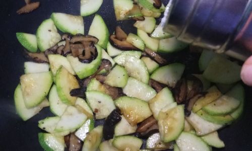 Mastering the Art of Making Delicious Zucchini and Shiitake Mushroom Stir-Fry